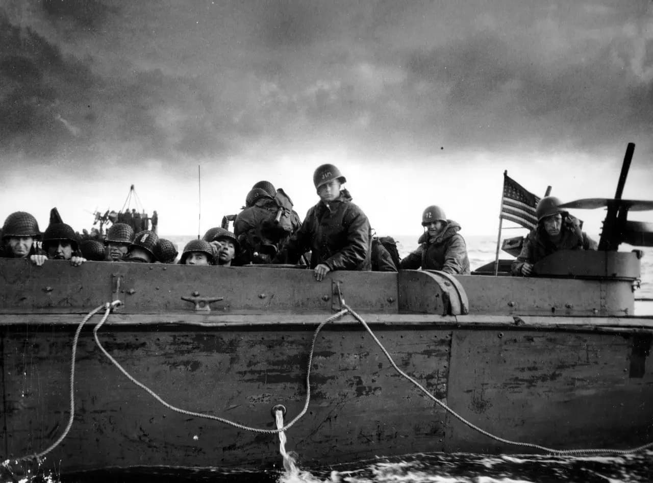 Soldats américains à bord d'une barge de débarquement — National Archives USA